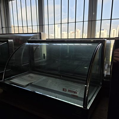 Vitrine Neutra 61 cm – Usada